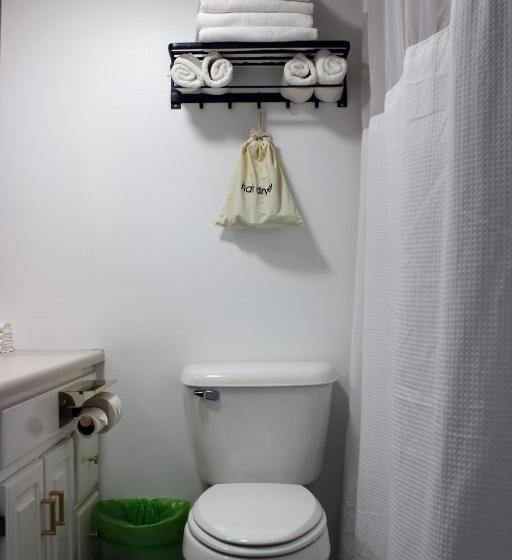 스위트 킹사이즈 침대, The Brooks Hotel Restaurant And Lounge