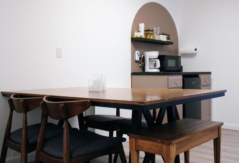 스위트 킹사이즈 침대, The Brooks Hotel Restaurant And Lounge