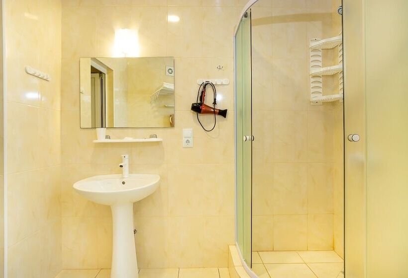 اتاق استاندارد سه نفره, Crystal