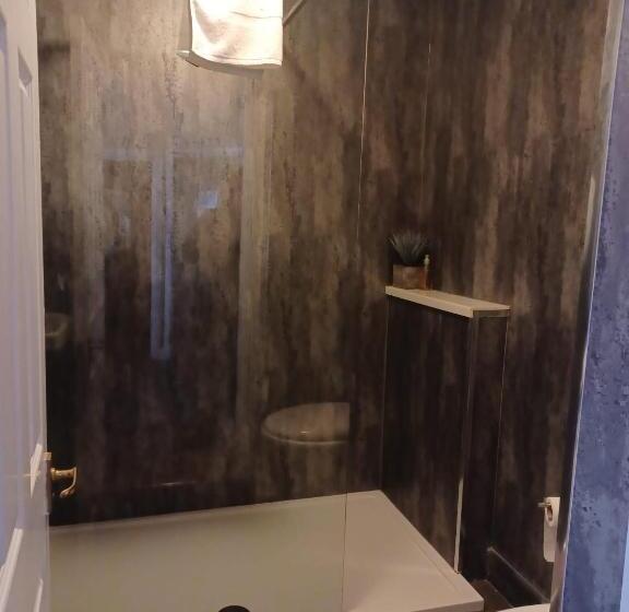 이코노미 룸, The Renishaw Rooms