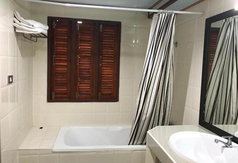 غرفة قياسية مزوَّدة بتراس, Toh Buk Seng Ayutthaya