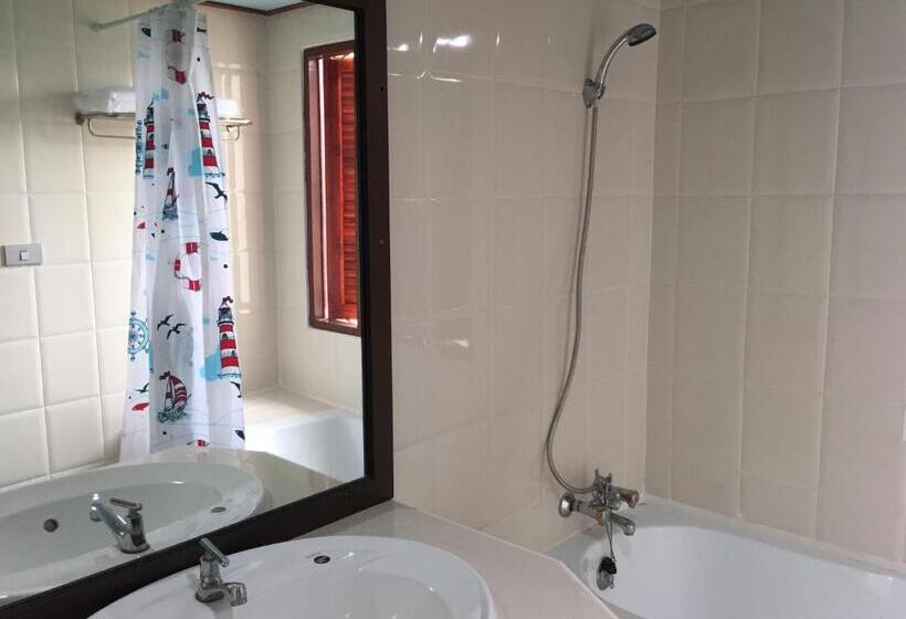 غرفة قياسية مزوَّدة بتراس, Toh Buk Seng Ayutthaya