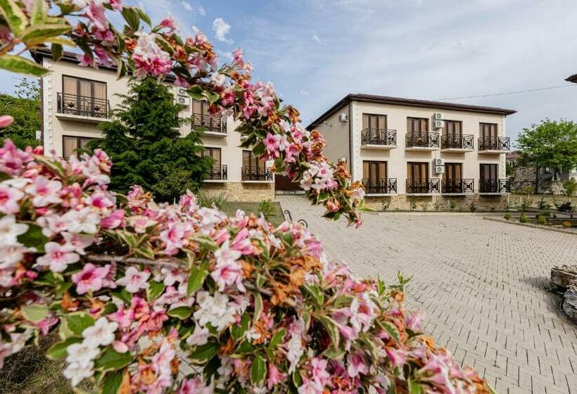 اتاق لوکس با بالکن, Paradise