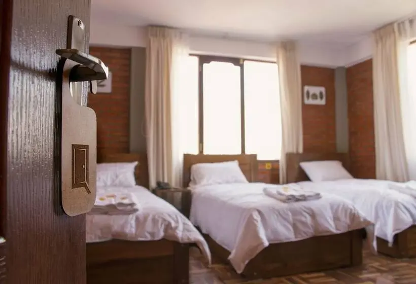 اتاق لوکس سه تخته, Qhini Hotel Boutique