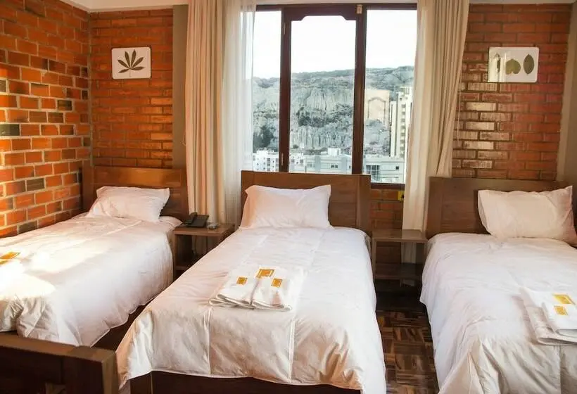 اتاق لوکس سه تخته, Qhini Hotel Boutique