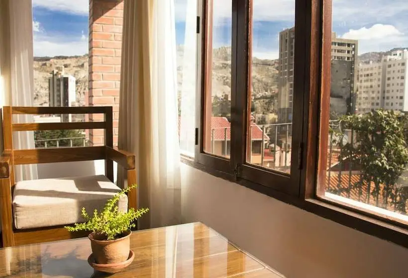 سوییت لوکس, Qhini Hotel Boutique