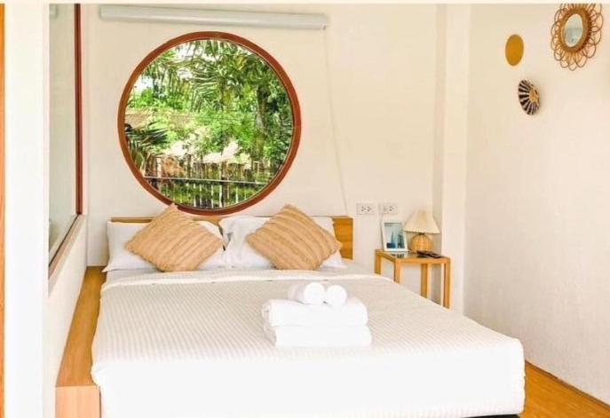 غرفة قياسية مطلّة علي حمام السباحة, So Sea Resort