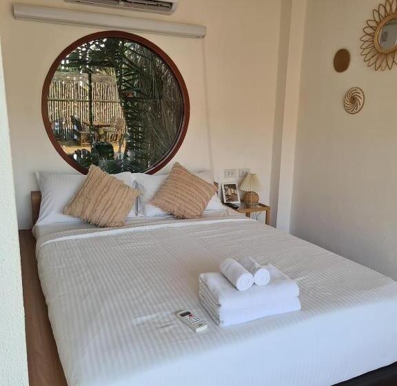 غرفة قياسية مطلّة علي حمام السباحة, So Sea Resort