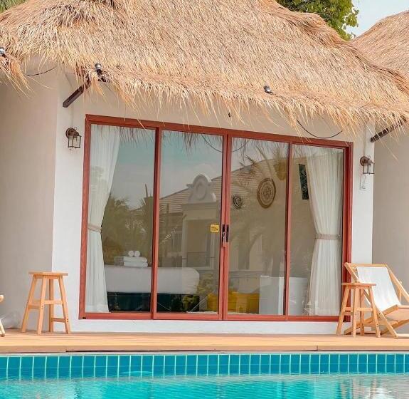 غرفة قياسية مطلّة علي حمام السباحة, So Sea Resort