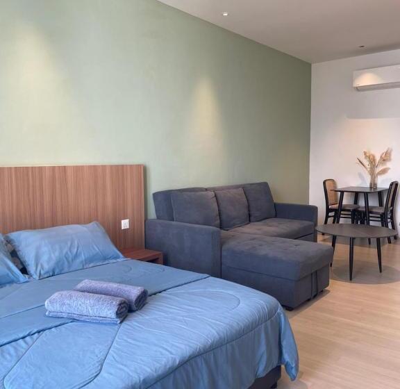 Студио Стандарт Вид на Бассейн, Getawayhub Roxy Sematan Beach Apartment