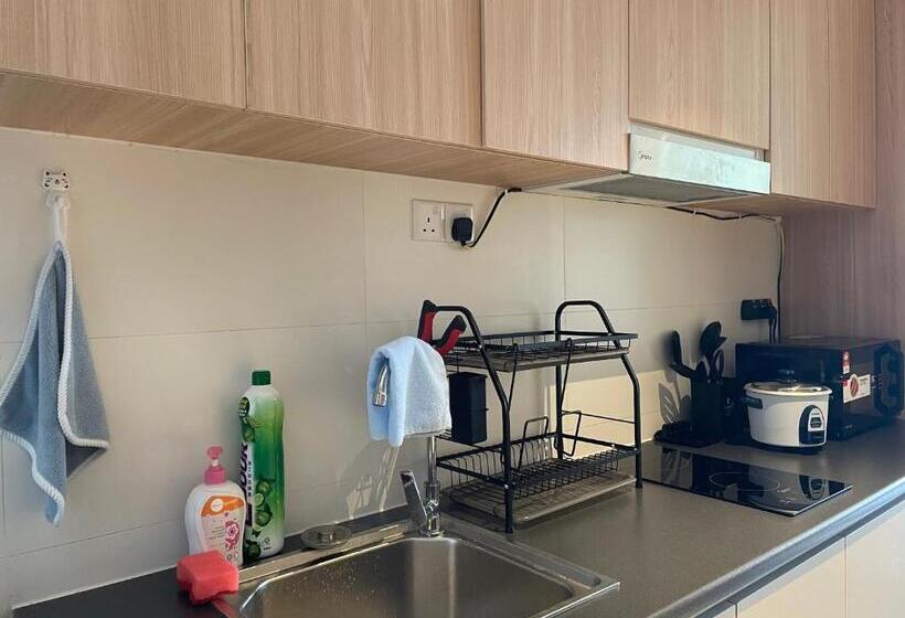 إستديو قياسى مطل على حمام السباحة, Getawayhub Roxy Sematan Beach Apartment