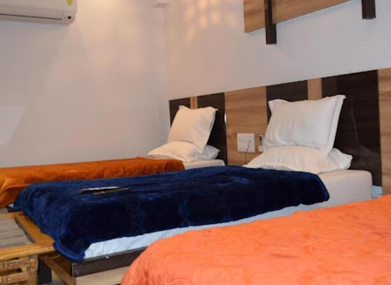 חדר דלוקס לשלושה, Madhav Ahmedabad