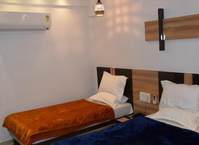 חדר דלוקס לשלושה, Madhav Ahmedabad