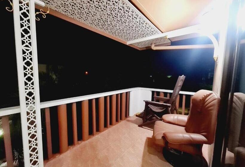 חדר משפחתי, Poo Villa Rawai