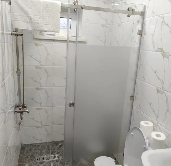 اتاق اکونومی, The Oldman House