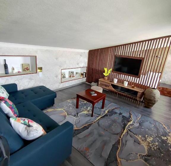 اتاق لوکس چهار تخته, The Oldman House