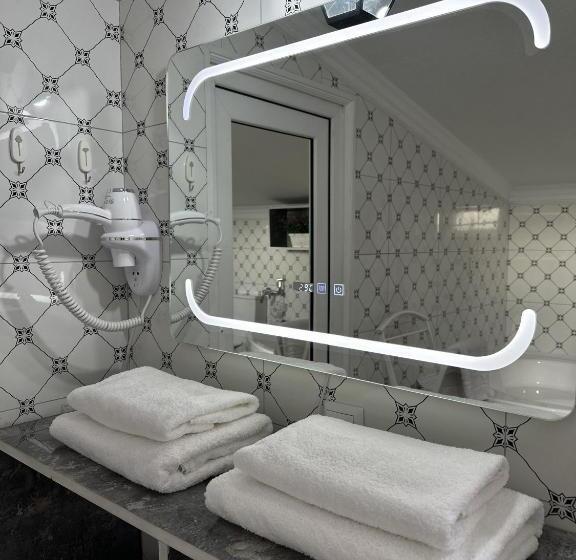 اتاق لوکس چهار تخته, The Oldman House