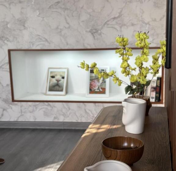 اتاق لوکس چهار تخته, The Oldman House