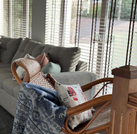 اتاق لوکس چهار تخته, The Oldman House