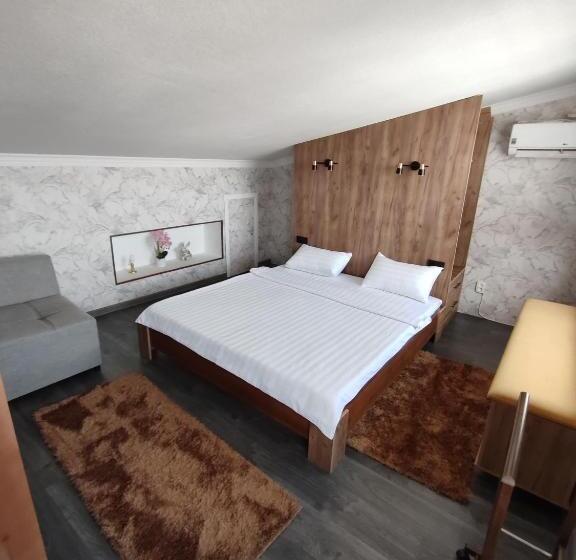 اتاق لوکس چهار تخته, The Oldman House