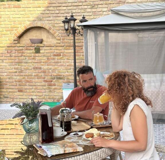 اتاق لوکس چهار تخته, The Oldman House