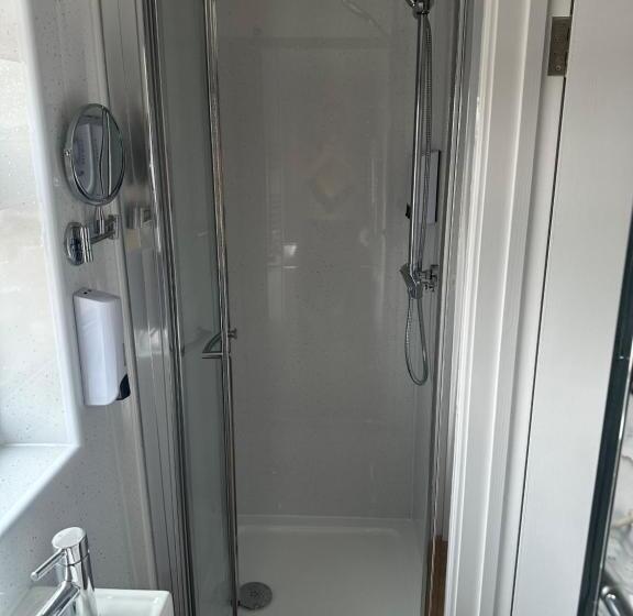 이코노미 룸, Cedarwood B&b