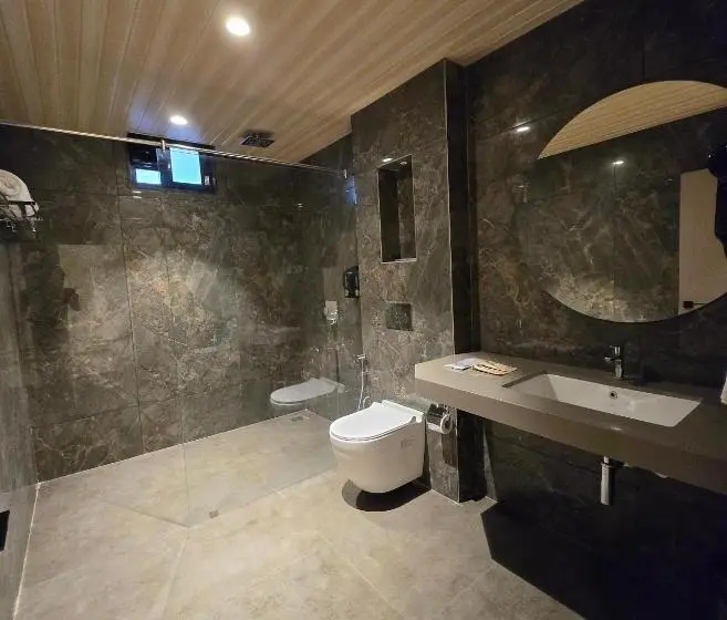 Superior Kolmen Hengen Huone, Western