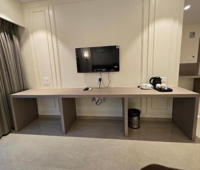 高级三人间, Western