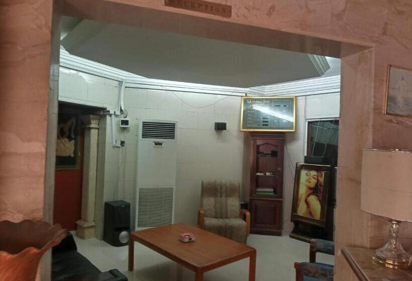 דירת חדר בקומת קרקע, Upliving