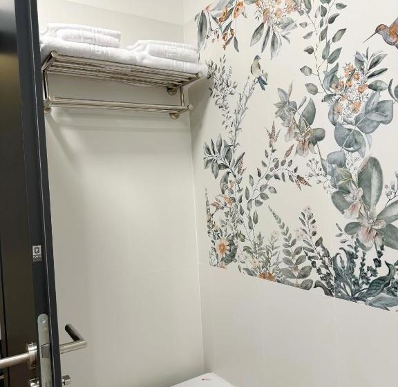 غرفة قياسية مزوَّدة بشُرفة, Ambar