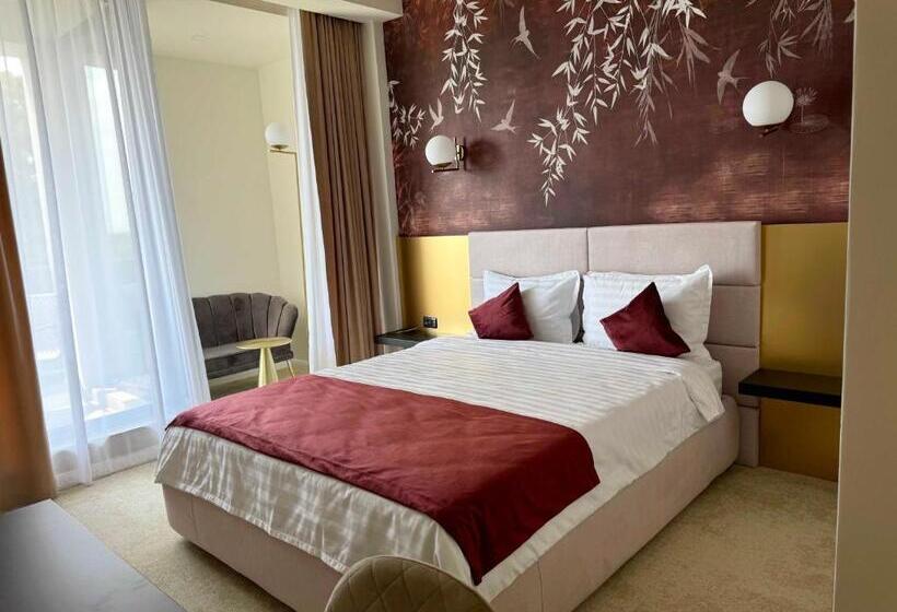 غرفة قياسية مزوَّدة بشُرفة, Ambar