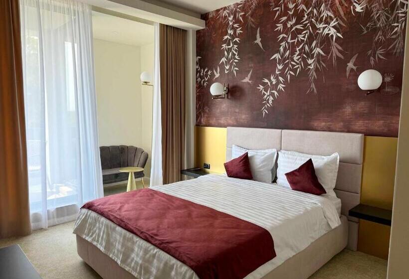 غرفة قياسية مزوَّدة بشُرفة, Ambar