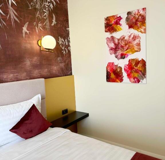 غرفة قياسية مزوَّدة بشُرفة, Ambar