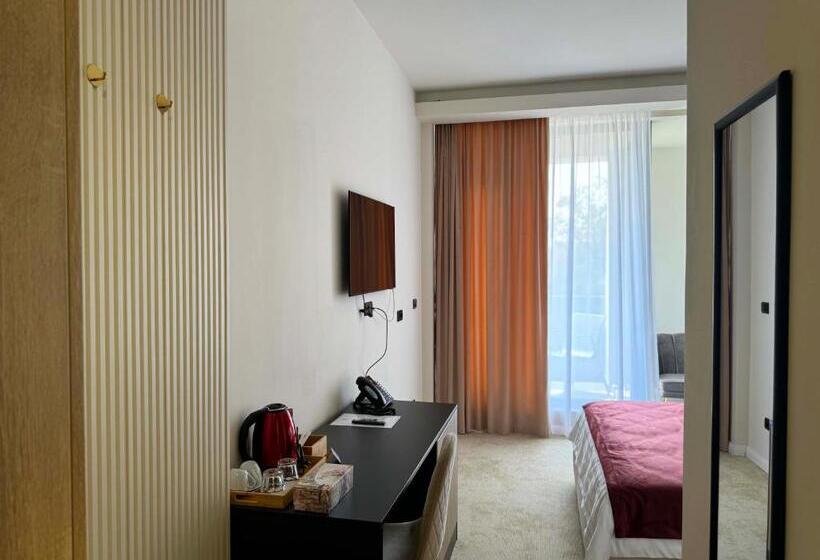 غرفة قياسية مزوَّدة بشُرفة, Ambar