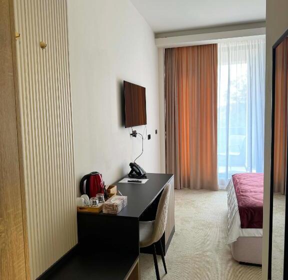 غرفة قياسية مزوَّدة بشُرفة, Ambar