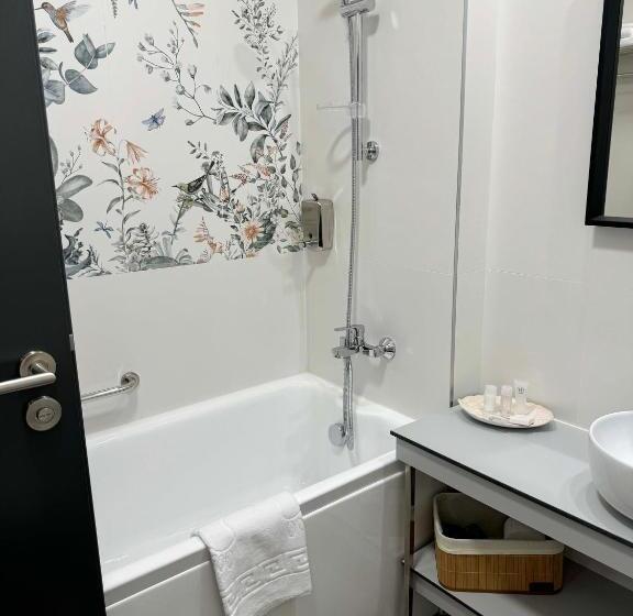 غرفة قياسية مزوَّدة بشُرفة, Ambar