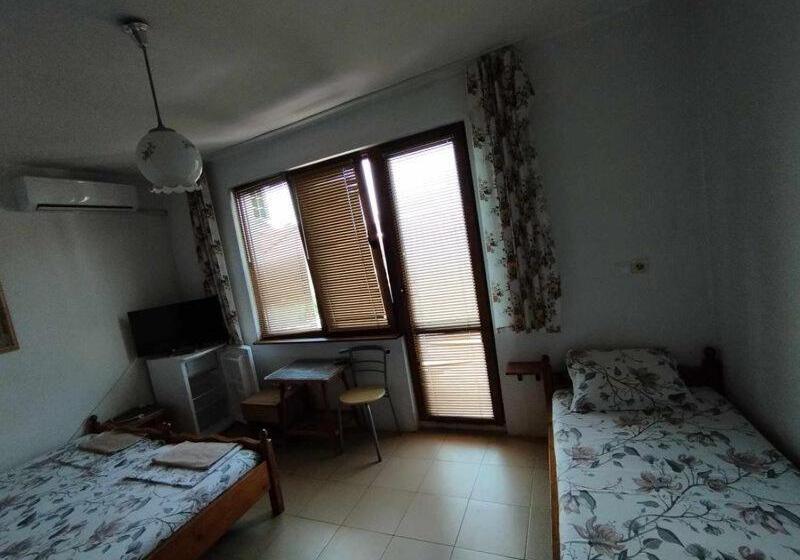 Номер Стандарт Трехместный, къща за гости дом попови черноморец