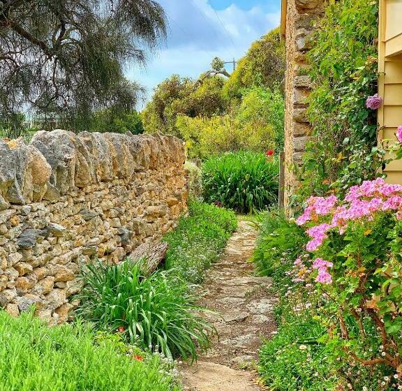 منزل غرفتين نوم, Cherry Plum Cottages
