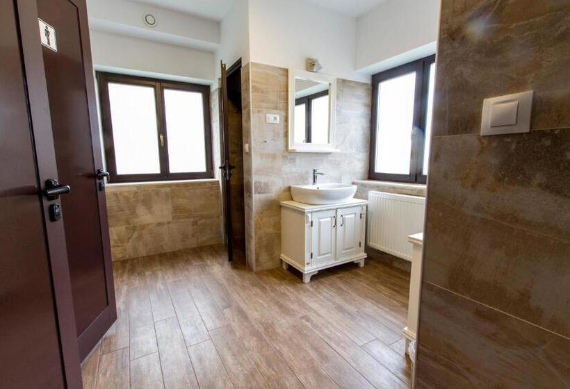 اتاق استاندارد با سرویس بهداشتی مشترک, Hostel Hildegarden