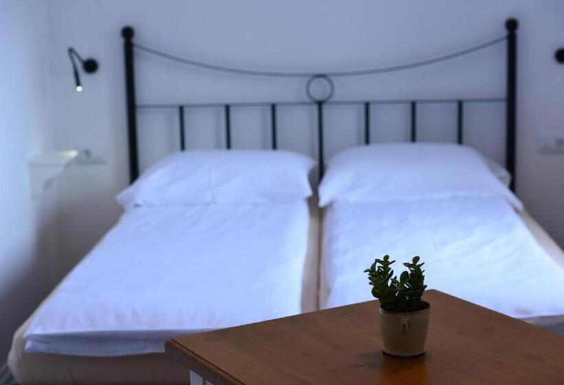 اتاق استاندارد با سرویس بهداشتی مشترک, Hostel Hildegarden