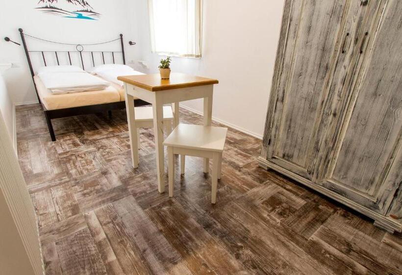 اتاق استاندارد با سرویس بهداشتی مشترک, Hostel Hildegarden