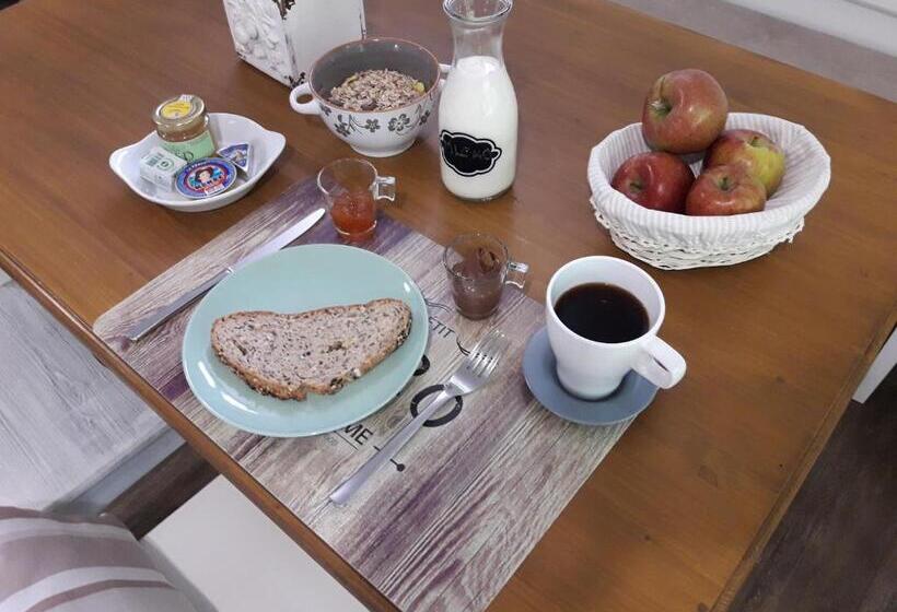 اتاق استاندارد چهارنفره با سرویس بهداشتی مشترک, Hostel Hildegarden
