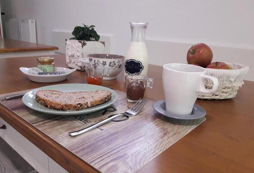 اتاق استاندارد چهارنفره با سرویس بهداشتی مشترک, Hostel Hildegarden