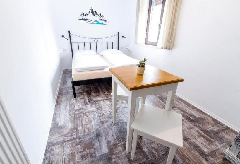 اتاق استاندارد با سرویس بهداشتی مشترک, Hostel Hildegarden