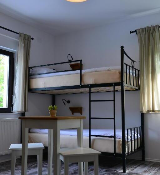 اتاق استاندارد چهارنفره با سرویس بهداشتی مشترک, Hostel Hildegarden