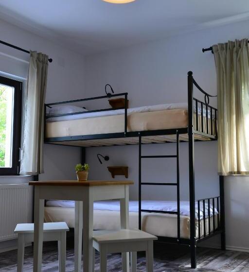 اتاق استاندارد چهارنفره با سرویس بهداشتی مشترک, Hostel Hildegarden