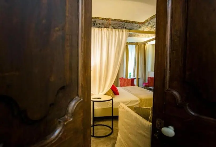 Juniorsviitti, Palazzo Franceschini