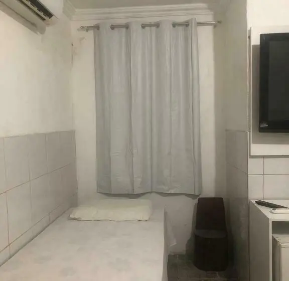 Economy Yhden Hengen Huone, Raiz