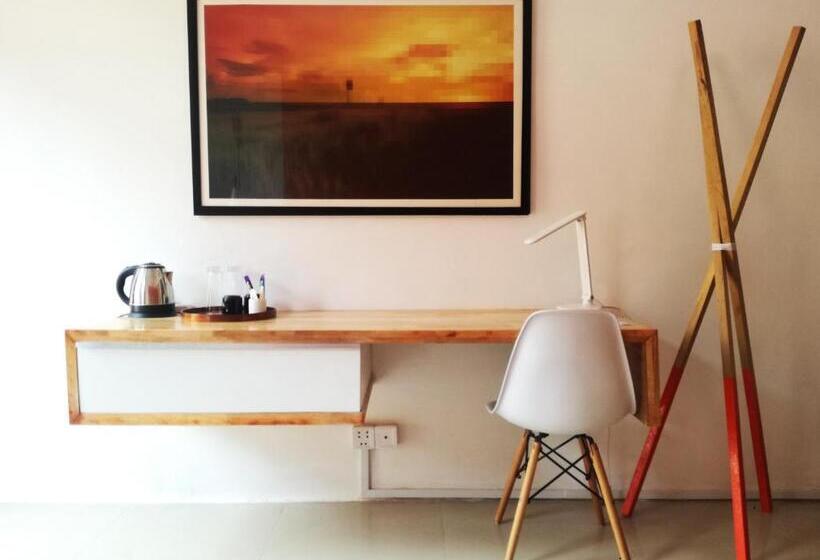 اتاق استاندارد با تخت بزرگ, The Place Hostel Battambang