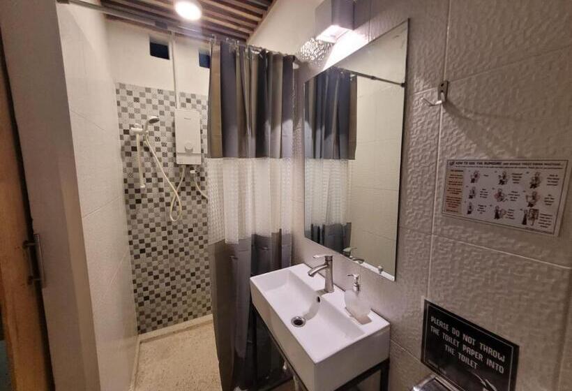 اتاق لوکس با تخت بزرگ, The Place Hostel Battambang